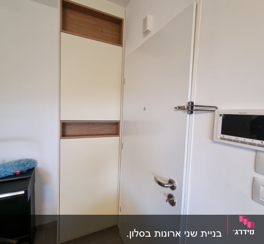 ארון עץ עם דלתות לבנות וידית מתכת